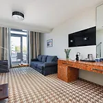 Mezzanine In 5 Star With Swimming Pool By Renters 코워브제크
