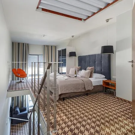 Mezzanine In 5 Star With Swimming Pool By Renters Apartahotel